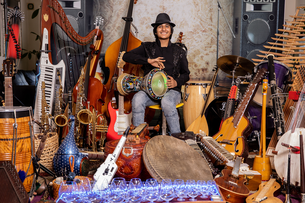 So you thought ‘Prince’ played a lot of instruments ? Check out ‘Neil Nayyar’ who already has 107 musical instruments under his belt.