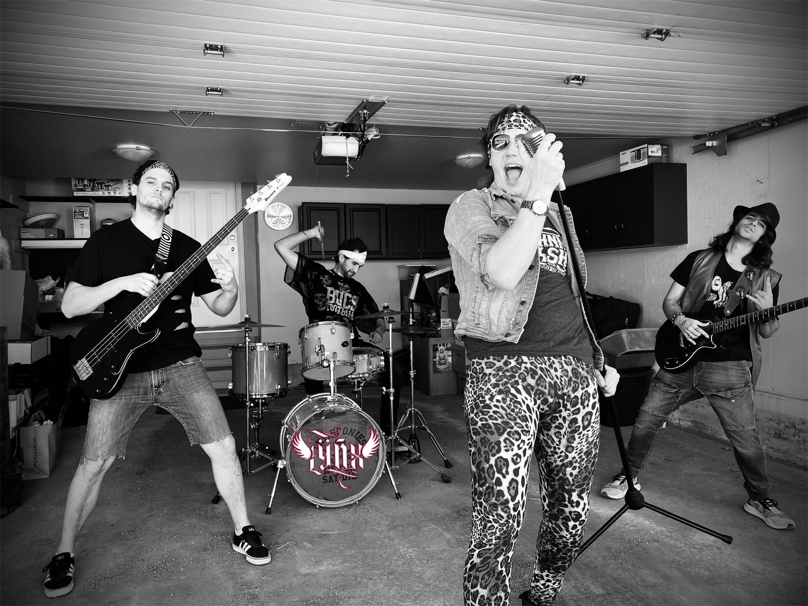 ‘Lÿnx’ release their second EP ‘Long Live Rock n’ Roll’ produced by Bullzhorn Records in Canada.